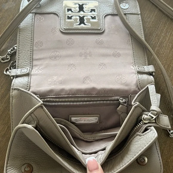 Tory Burch Taupe Leather Crossbody with Logo Plaque - Picture 3 of 4